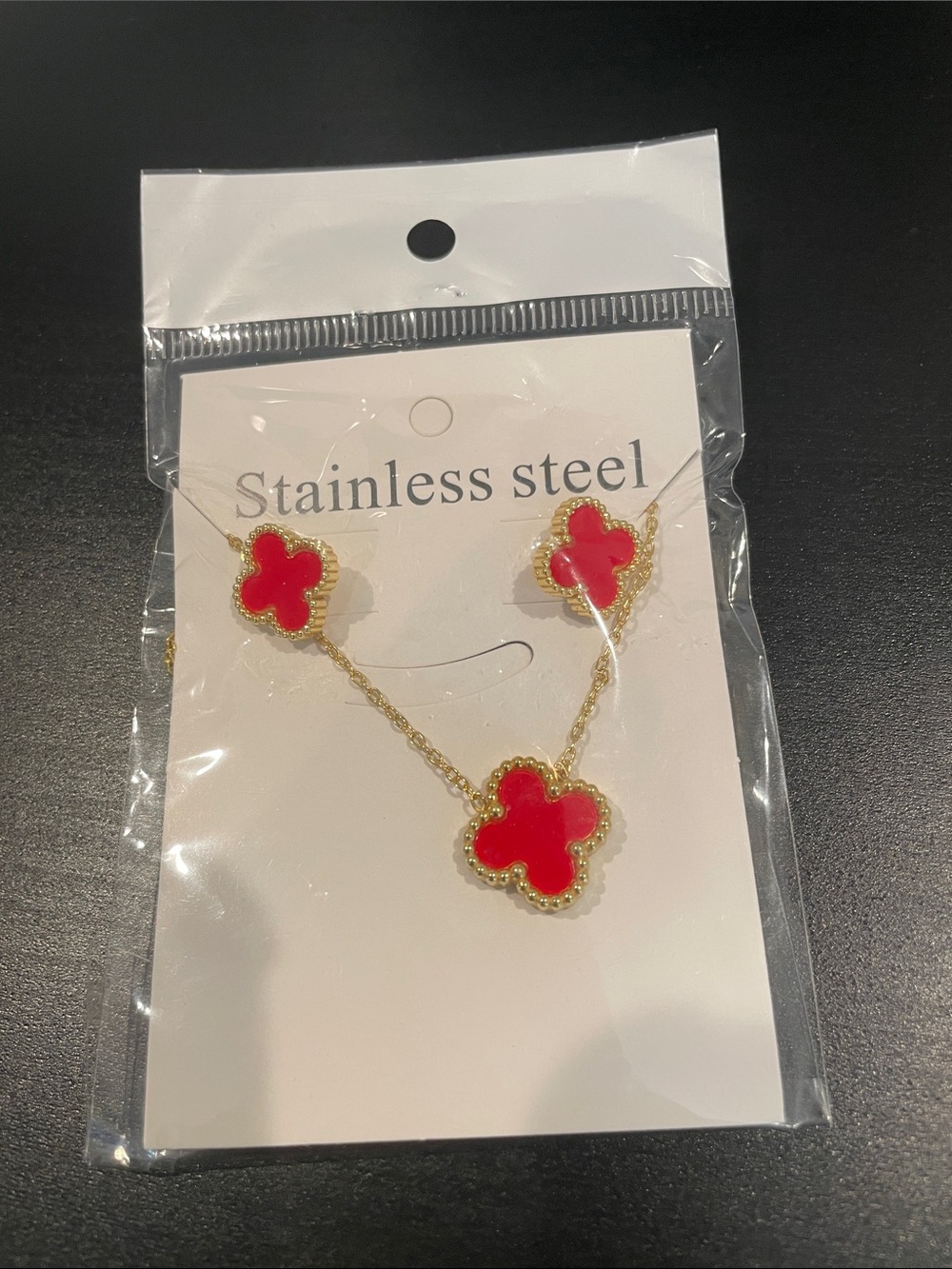 Red Clover Necklace and Earring Set - Stainless Steel aretes. Oro laminado